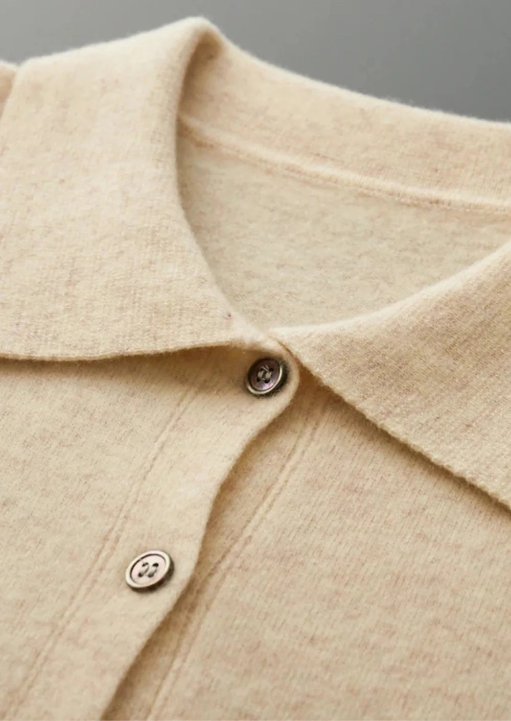 POLO CARDIGAN VAN ZUIVERE EXTRA FIJNE MERINOWOL